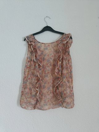 Blusa floral sin mangas con volantes
