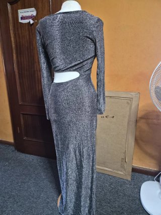 Vestido largo plateado brillante.Precio negociable