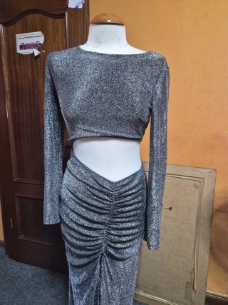 Vestido largo plateado brillante.Precio negociable