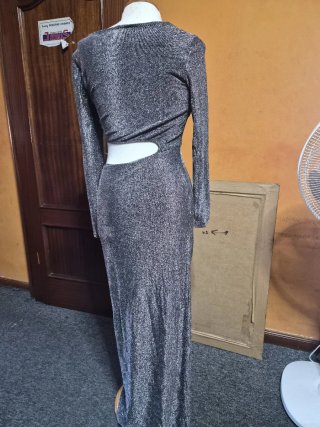 Vestido largo plateado brillante.Precio negociable