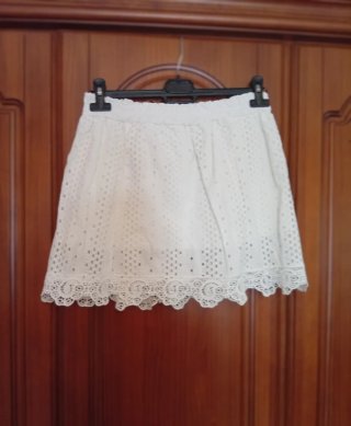 Falda blanca bordada