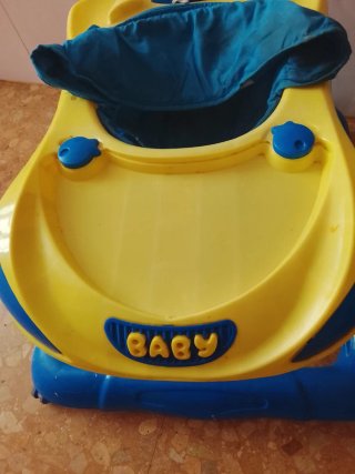 Andador bebé amarillo y azul