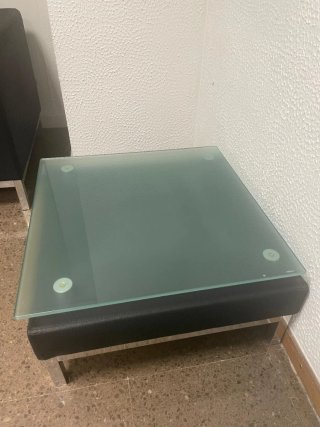 Conjunto 3 sillones negros y 2 mesas cristal