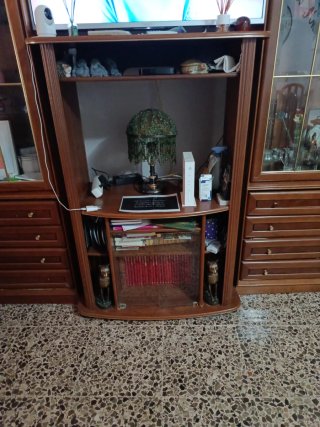 Mueble de salón madera con vitrina