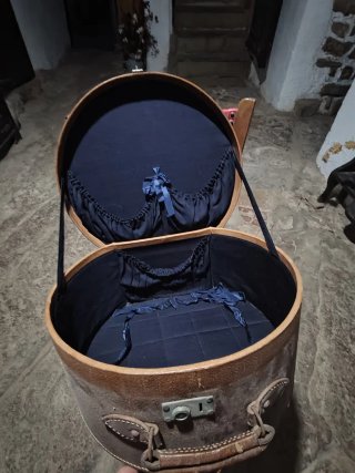 sombreros antiguos junto con caja porta sombreros