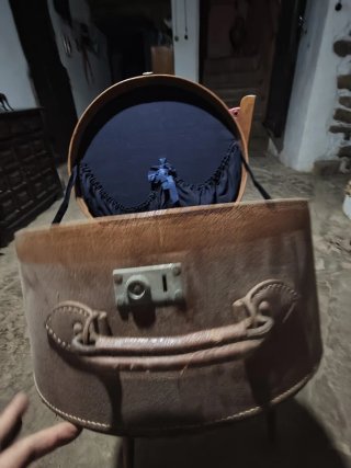 sombreros antiguos junto con caja porta sombreros