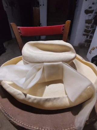 sombreros antiguos junto con caja porta sombreros