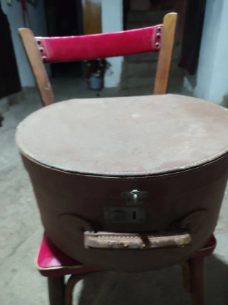 sombreros antiguos junto con caja porta sombreros