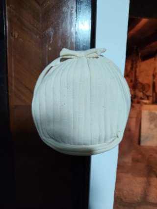 sombreros antiguos junto con caja porta sombreros