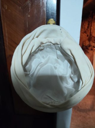 sombreros antiguos junto con caja porta sombreros