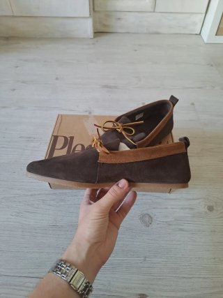 Zapatos de ante marrones nuevos