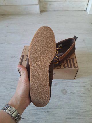 Zapatos de ante marrones nuevos