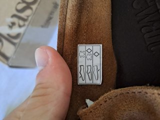 Zapatos de ante marrones nuevos