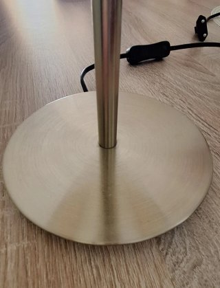 Lámpara de mesa Ikea dorada y blanca