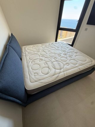 Cama azul con colchón blanco
