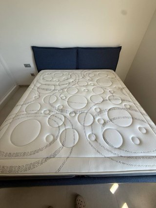 Cama azul con colchón blanco