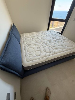Cama azul con colchón blanco