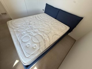 Cama azul con colchón blanco