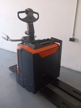 Transpaleta eléctrica con plataforma toyota