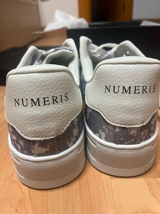 Zapatillas Numeris grises y blancas T43