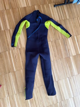Traje de neopreno azul y verde