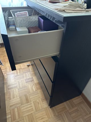 Cómoda de madera negra Ikea