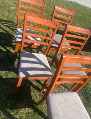 Juego de 4 sillas de madera y tela