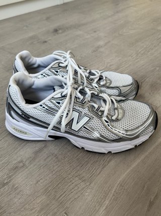 Zapatillas New Balance plateadas y blancas