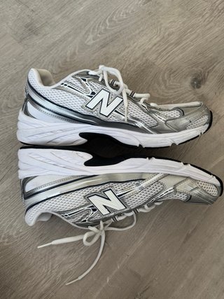 Zapatillas New Balance plateadas y blancas