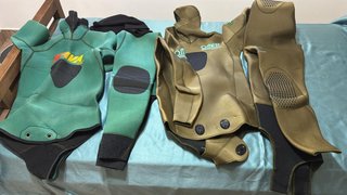 Traje de neopreno verde y marrón