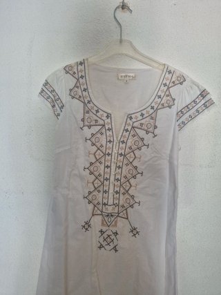 Tunica/Vestido blanco bordados talla M.Tallaje peq