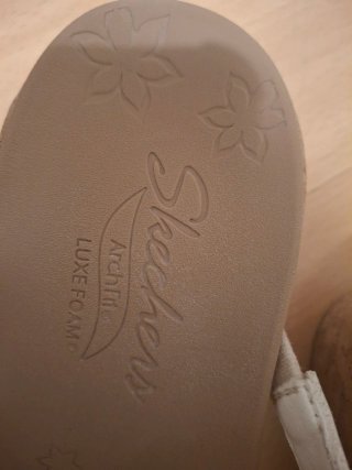 Sandalias Skechers Arch Fit Beige y Dorado