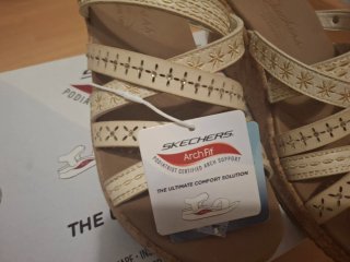 Sandalias Skechers Arch Fit Beige y Dorado