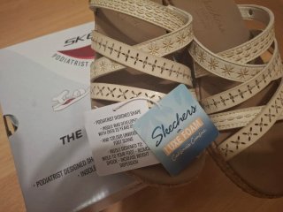 Sandalias Skechers Arch Fit Beige y Dorado