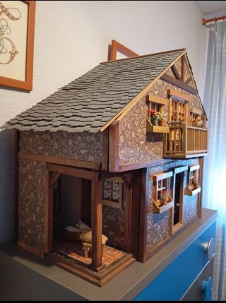 Casa de muñecas de madera