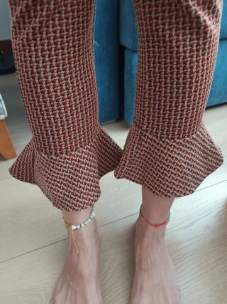 Pantalones estampados con volantes