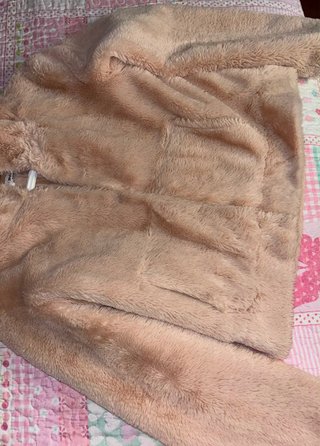 Abrigo de pelo rosa claro con capucha