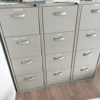 Archivador metálico gris Son tres módulos 30€/ ud