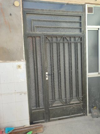 Puerta metálica de patio con cristal 143×2,70