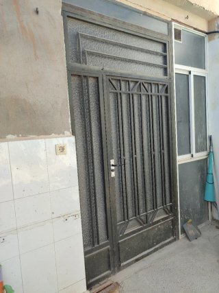 Puerta metálica de patio con cristal 143×2,70