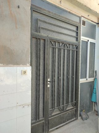 Puerta metálica de patio con cristal 143×2,70
