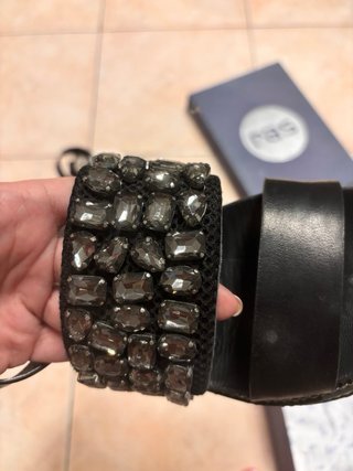 Sandali neri pelle con catene e pietre