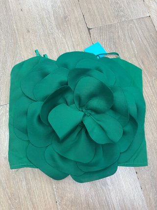 Top verde con flor