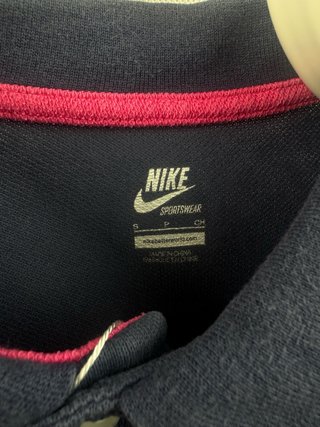 Polo Nike Azul Marino con Detalles Fucsia