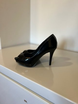 Tacones negros peep toe