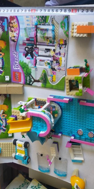 Lote LEGO Friends piezas, figuras y folletos