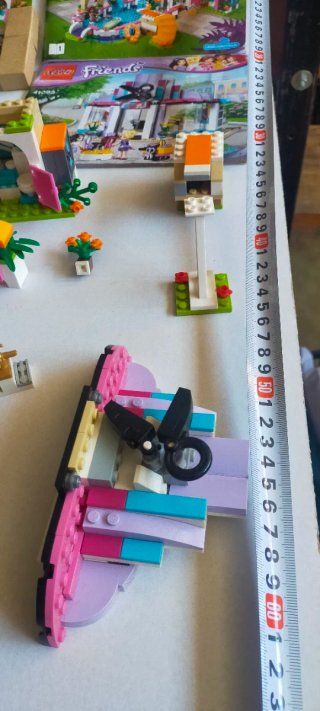 Lote LEGO Friends piezas, figuras y folletos
