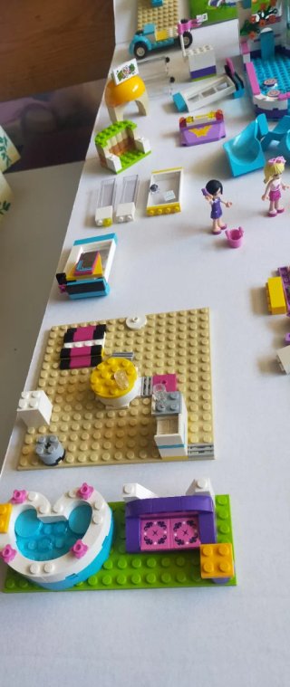 Lote LEGO Friends piezas, figuras y folletos