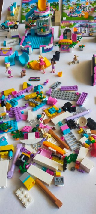 Lote LEGO Friends piezas, figuras y folletos