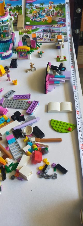 Lote LEGO Friends piezas, figuras y folletos